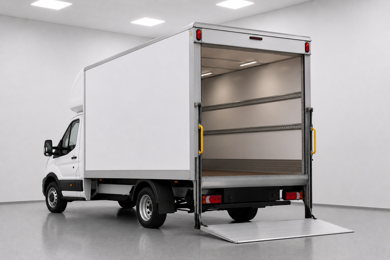 Ford Luton + Tail Lift Leader L4 2L 130PS 350